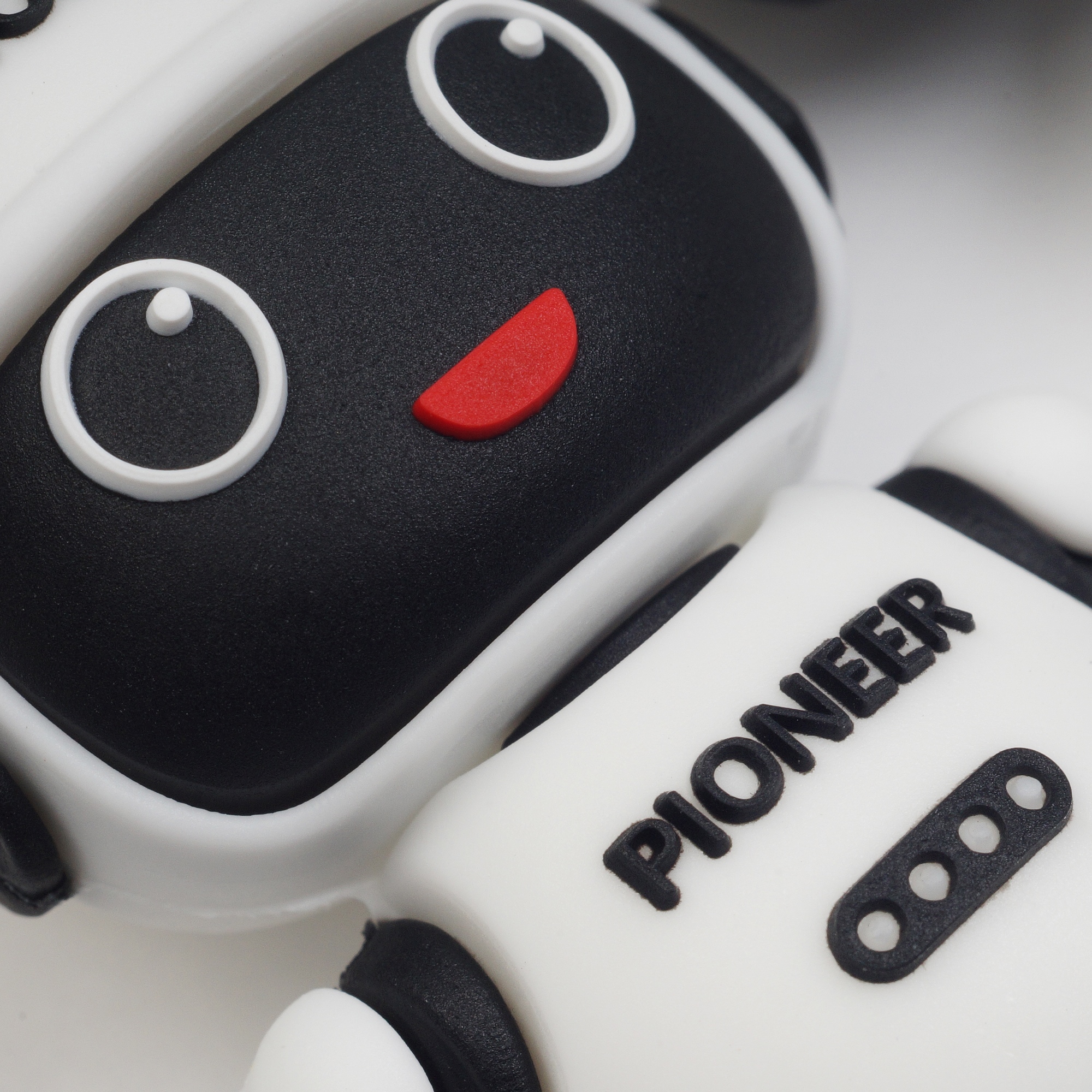3D маскот "PIONEER" с брендированным ремешком и карабином — фото 4