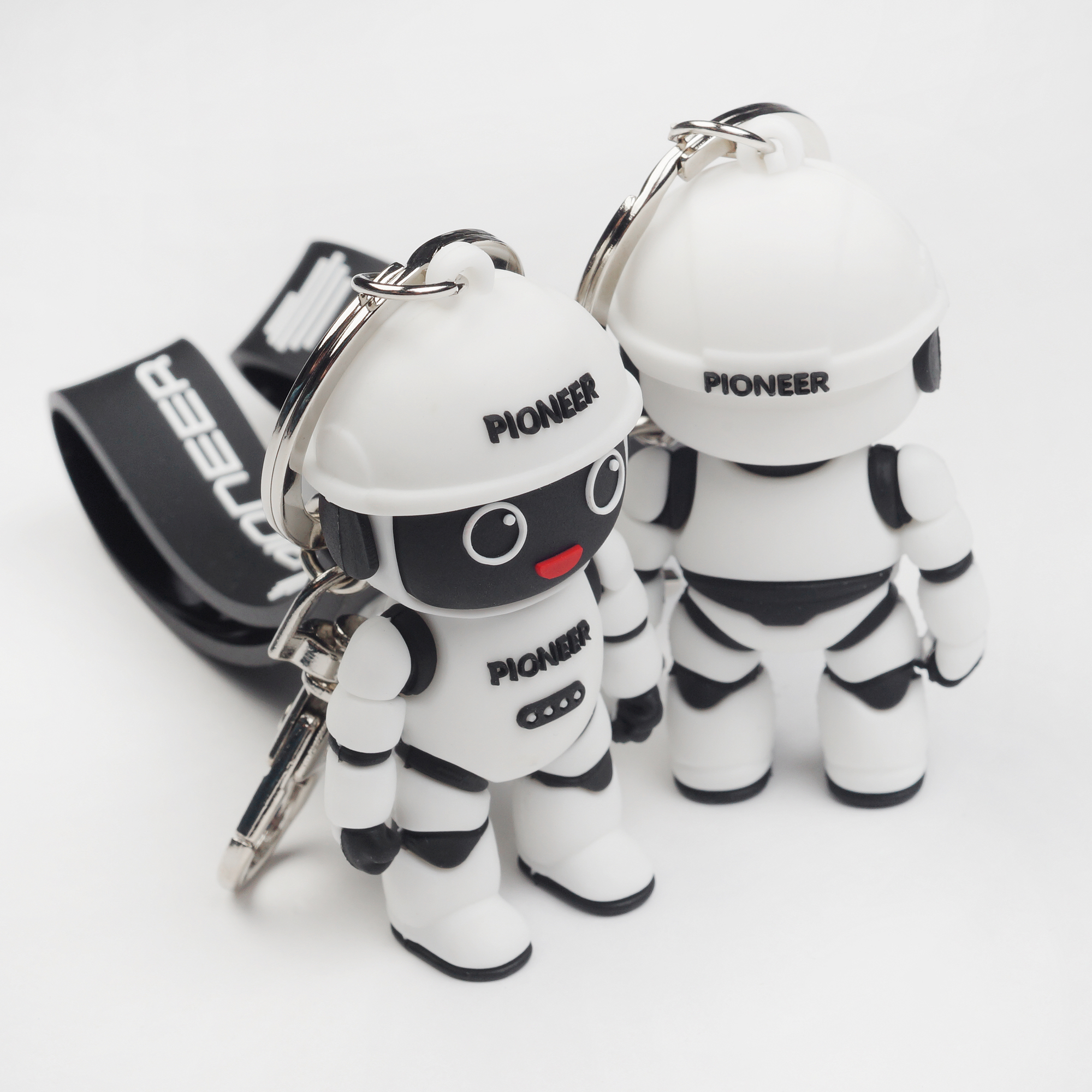 3D маскот "PIONEER" с брендированным ремешком и карабином — фото 5