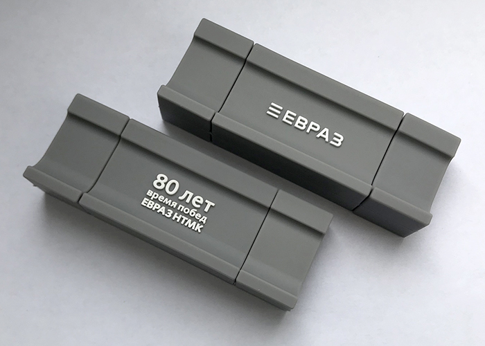 USB флешка из ПВХ с логотипом компании "ЕВРАЗ" в форме рельсы, сделанная на заказ к 80-летнему юбилею компании — фото 5